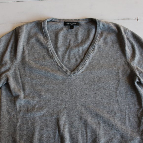 Banana Republic Grey V-Neck Knit Sweater, 100% Cotton - Picture 3 of 6